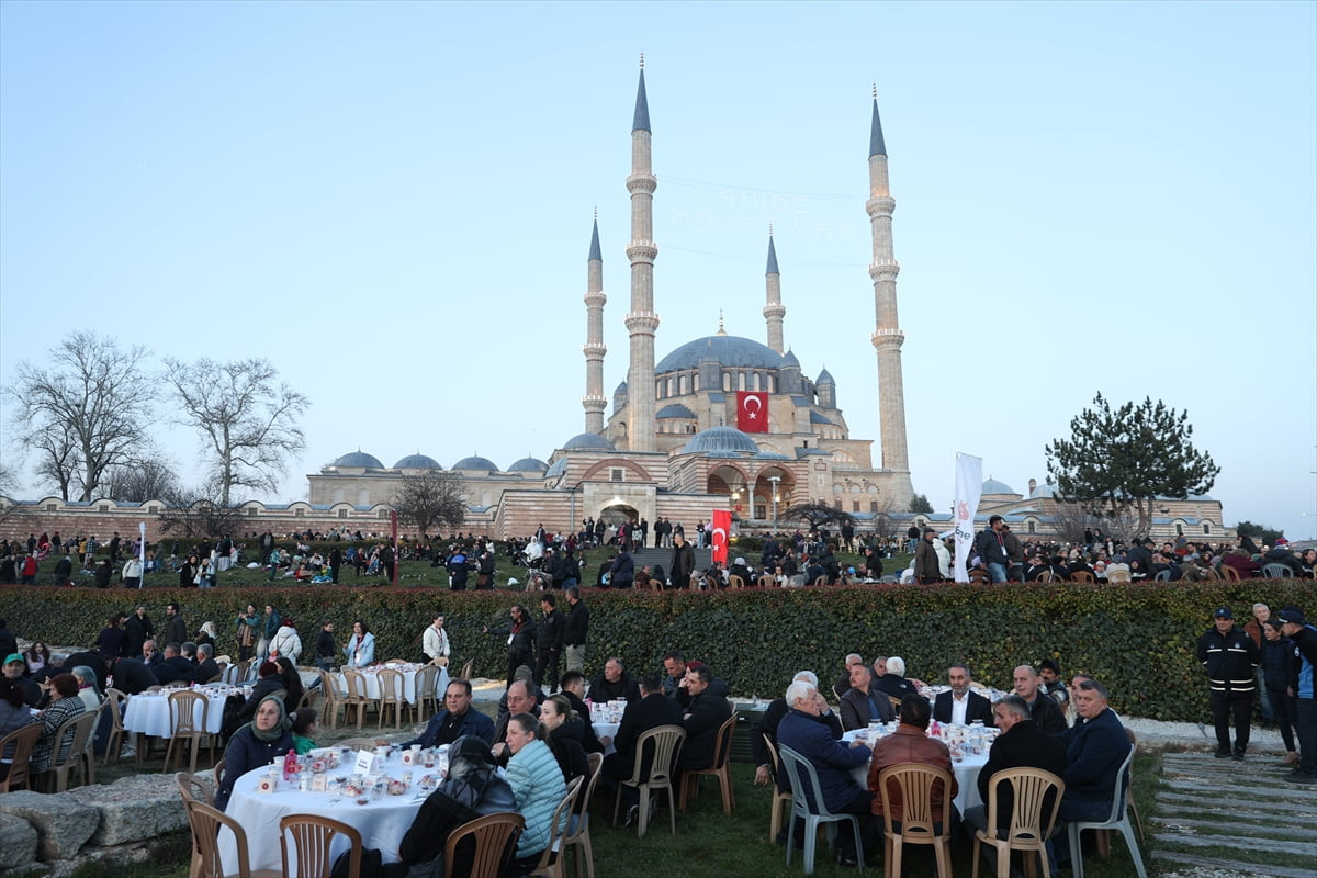  Edirne Belediyesince "Bereket Sofrası" iftar programı düzenlendi.
