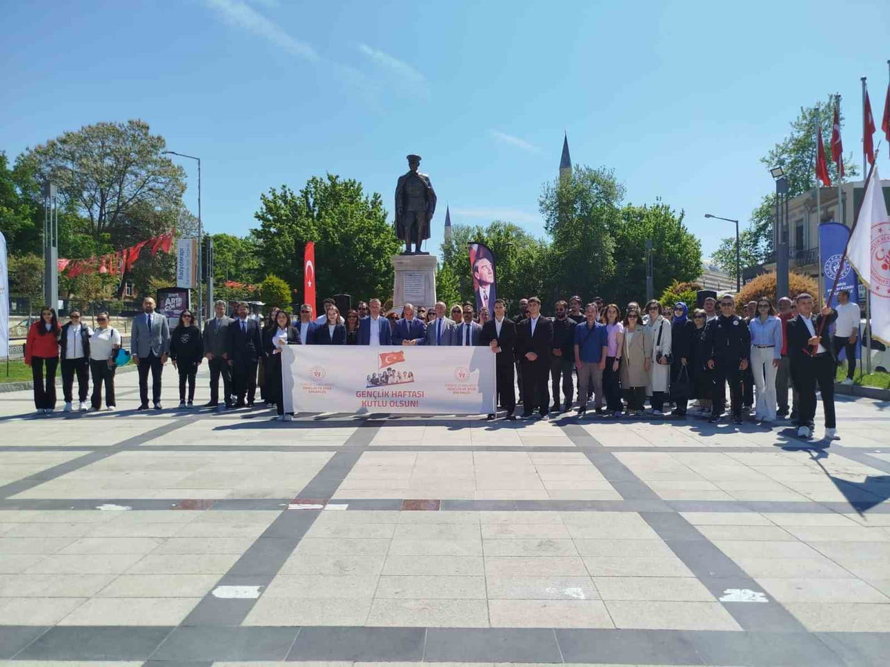 EDİRNE DE 15-21 MAYIS TARİHLERİ ARASINDA KUTLANAN GENÇLİK HAFTASI ETKİNLİKLERİ ÇERÇEVESİNDE TÖREN...