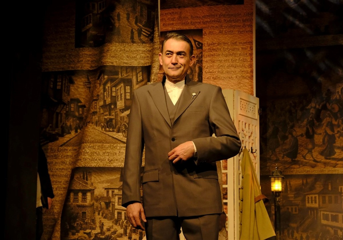 Edirne Devlet Tiyatrosu'nda, "Rüstemoğlu Cemal'in Tuhaf Hikayesi" adlı oyun sanatseverlerle...