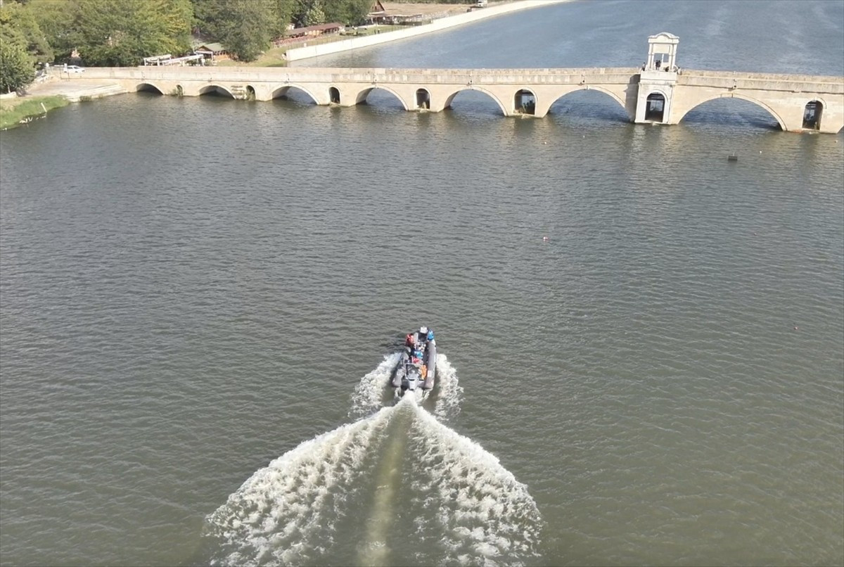 Edirne Emniyet Müdürlüğü ve İl Jandarma Komutanlığı ekipleri, Meriç Nehri'nde zodyak botla devriye...