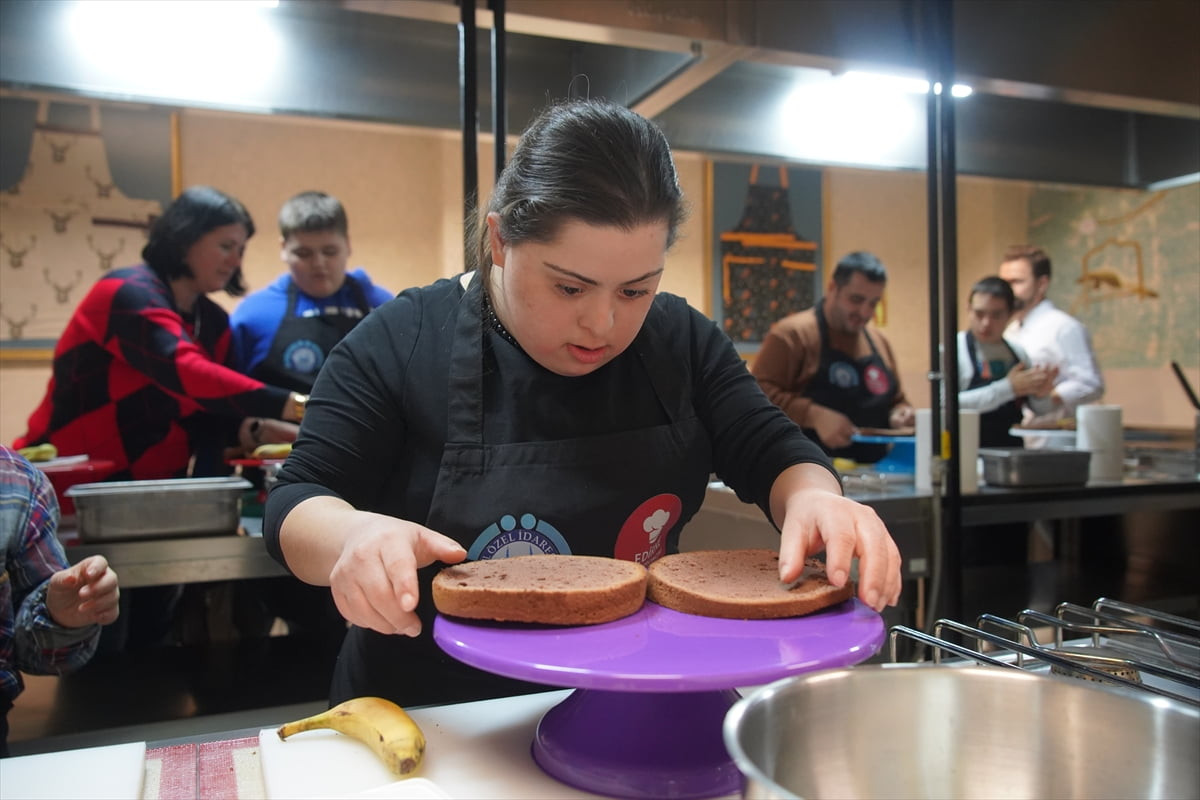 Edirne Gastronomi Akademisinde, özel gereksinimli öğrencilere yönelik pasta atölyesi düzenlendi....