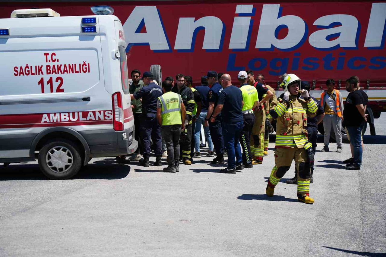 EDİRNE KAPIKULE YOLUNDA TIR İLE SUV TİPİ ARACIN ÇARPIŞMASI SONUCU MEYDANA GELEN TRAFİK KAZASINDA 3...