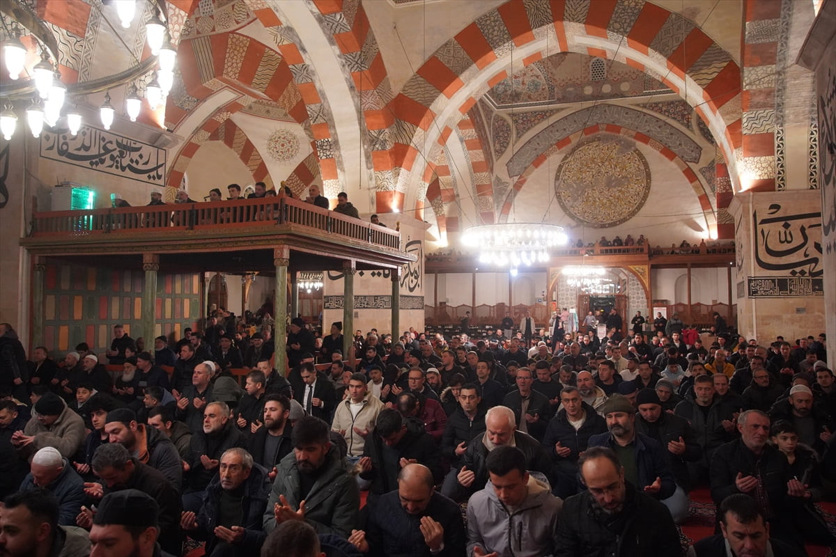 Edirne, Kırklareli ve Tekirdağ'da camilerde Miraç Kandili, dualarla idrak edildi. Edirne'de Eski...