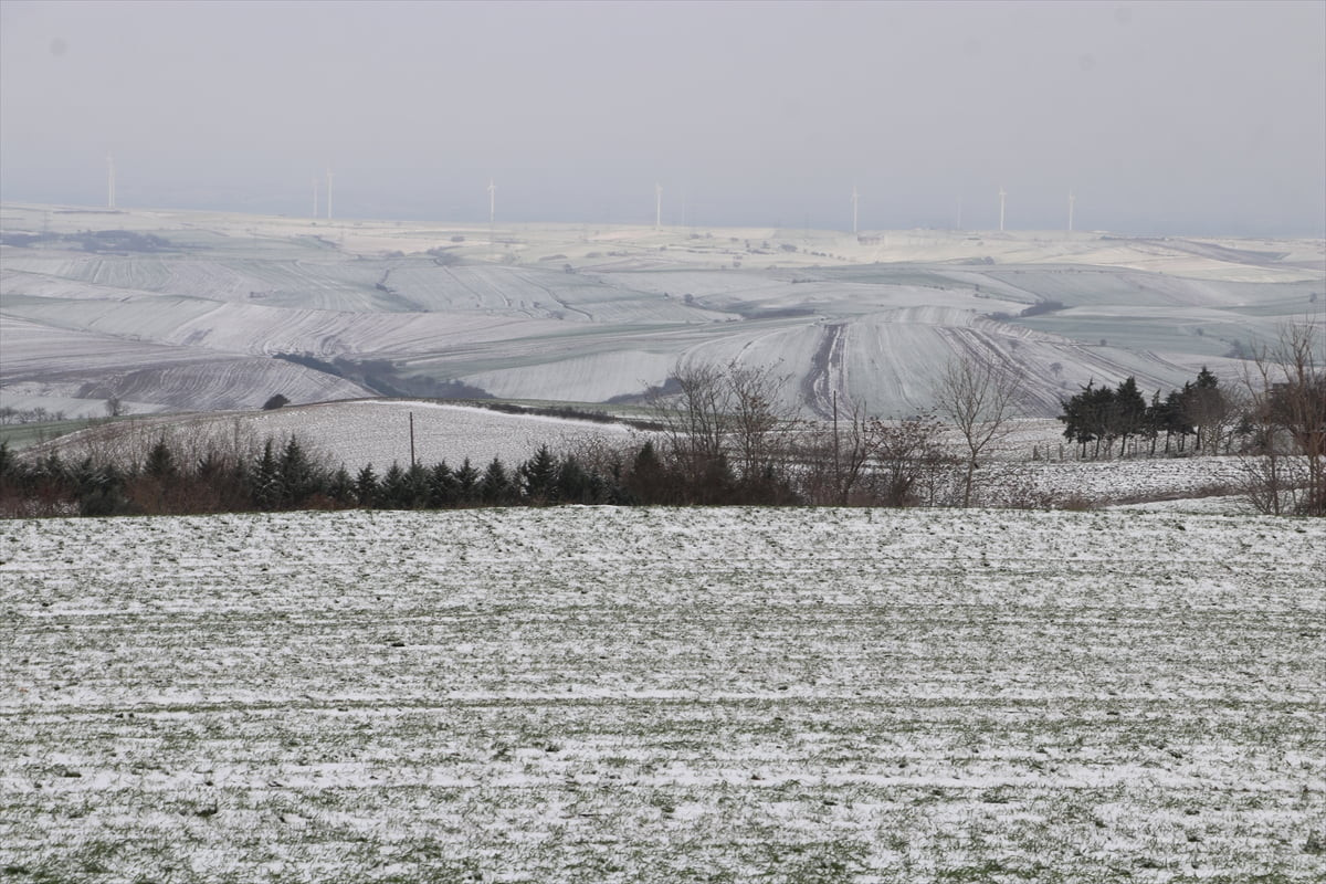 Edirne, Kırklareli ve Tekirdağ’da etkili olan kar yağışı, buğday ve kanola ekili alanlarda toprak...