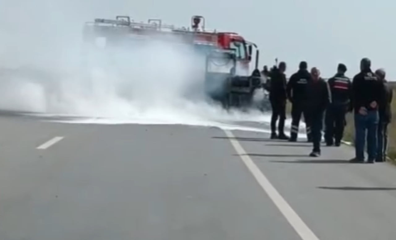 EDİRNE-KIRKLARELİ YOLUNDA SEYİR HALİNDEKİ İŞ MAKİNESİ ALEVLERE TESLİM OLDU