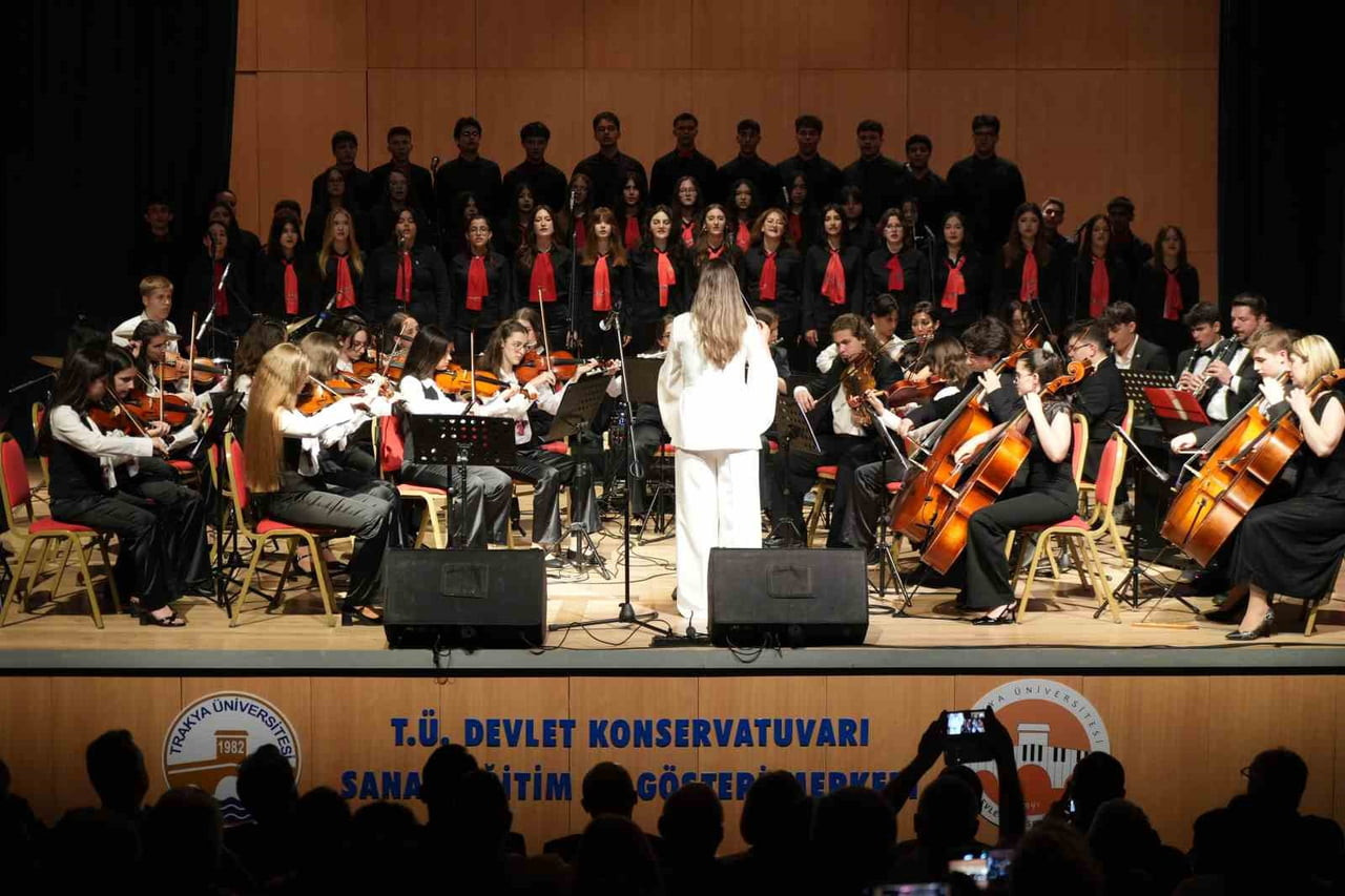 EDİRNE LİSESİ ÖĞRENCİLERİNİN HAZIRLADIĞI KONSER PROGRAMINDA SAHNE ALAN ÇOK SESLİ KORO, ROCK GRUBU...
