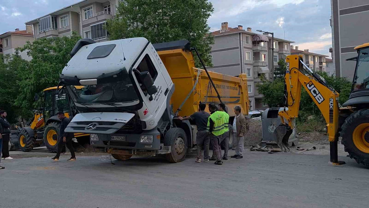 EDİRNE MERKEZ FATİH MAHALLESİNDE YÜRÜTÜLEN HAFRİYAT ÇALIŞMALARI SIRASINDA KUM BOŞALTAN BİR KAMYON...