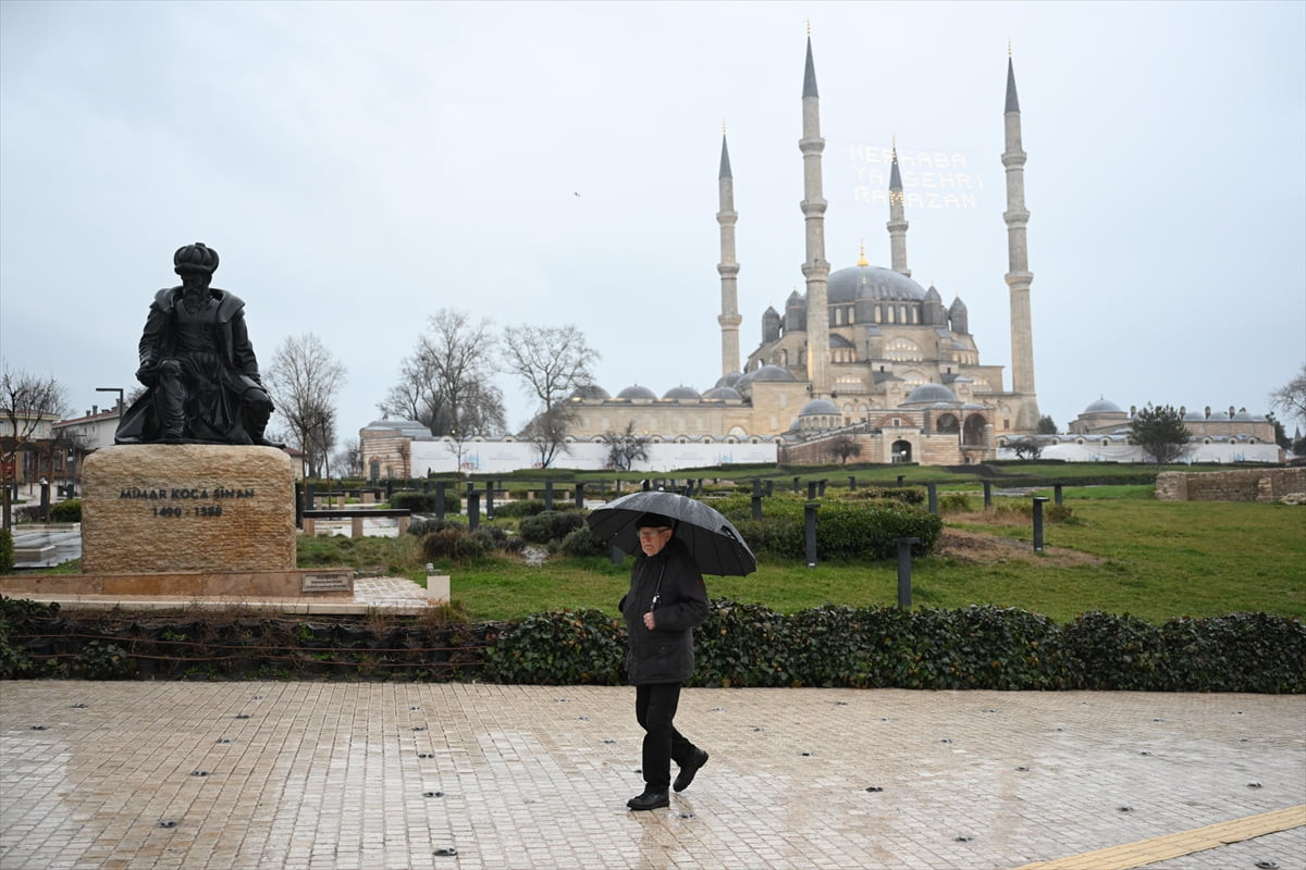 Edirne sağanak etkili oldu. Vatandaşlar şemsiyelerle sağanaktan korunmaya çalıştı.