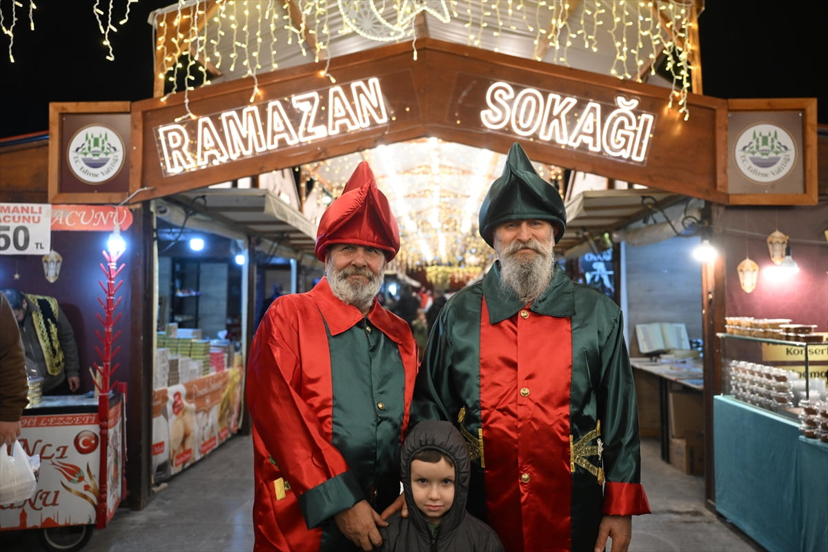 Edirne Selimiye Meydanı’nda kurulan Ramazan Sokağı düzenlenen programla açıldı.