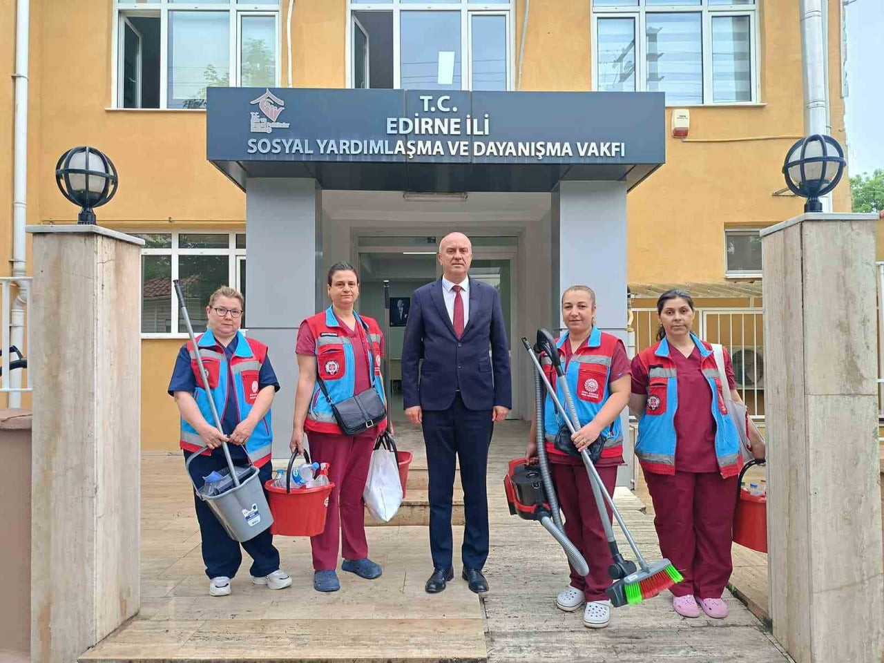 EDİRNE VALİLİĞİ SOSYAL YARDIMLAŞMA VE DAYANIŞMA VAKFI MÜDÜRÜ TEZCAN FİDAN VE EKİP