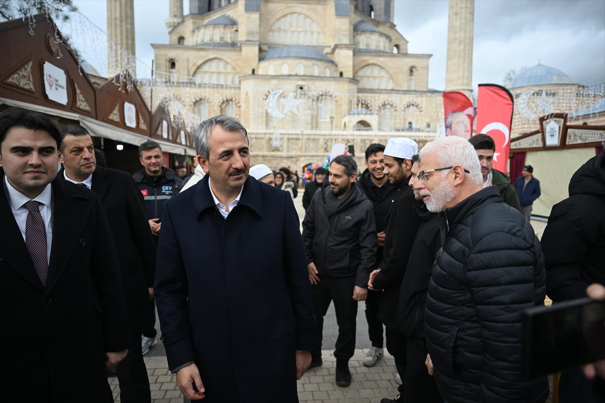 Edirne Valiliğince Selimiye Meydanı'na kurulan "Ramazan Sokağı" vatandaşlardan yoğun ilgi görüyor....