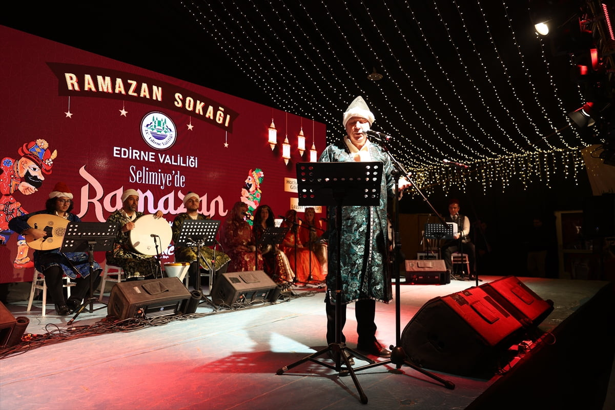 Edirne Valiliğince Selimiye Meydanı’nda kurulan “Ramazan Sokağı”nda "Karagöz Musikisi Hayal...