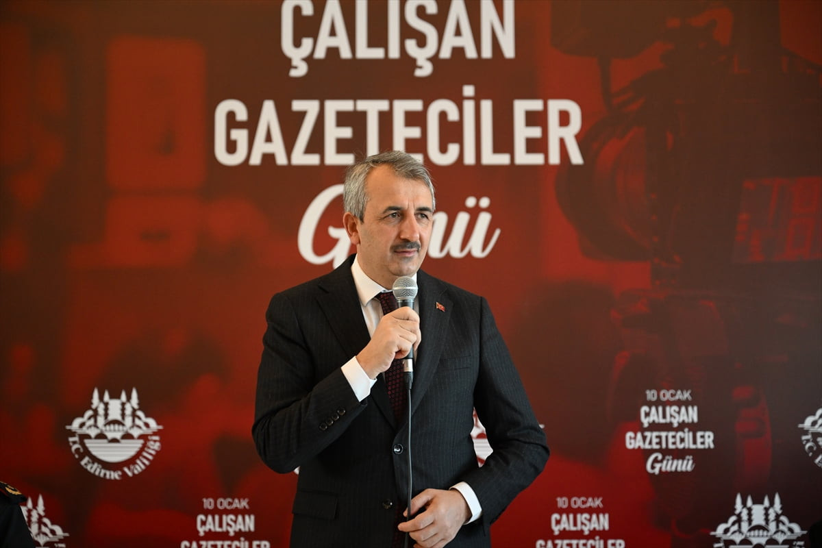 Edirne Valisi Yunus Sezer, 10 Ocak Çalışan Gazeteciler Günü dolayısıyla Meriç Nehri kenarındaki...