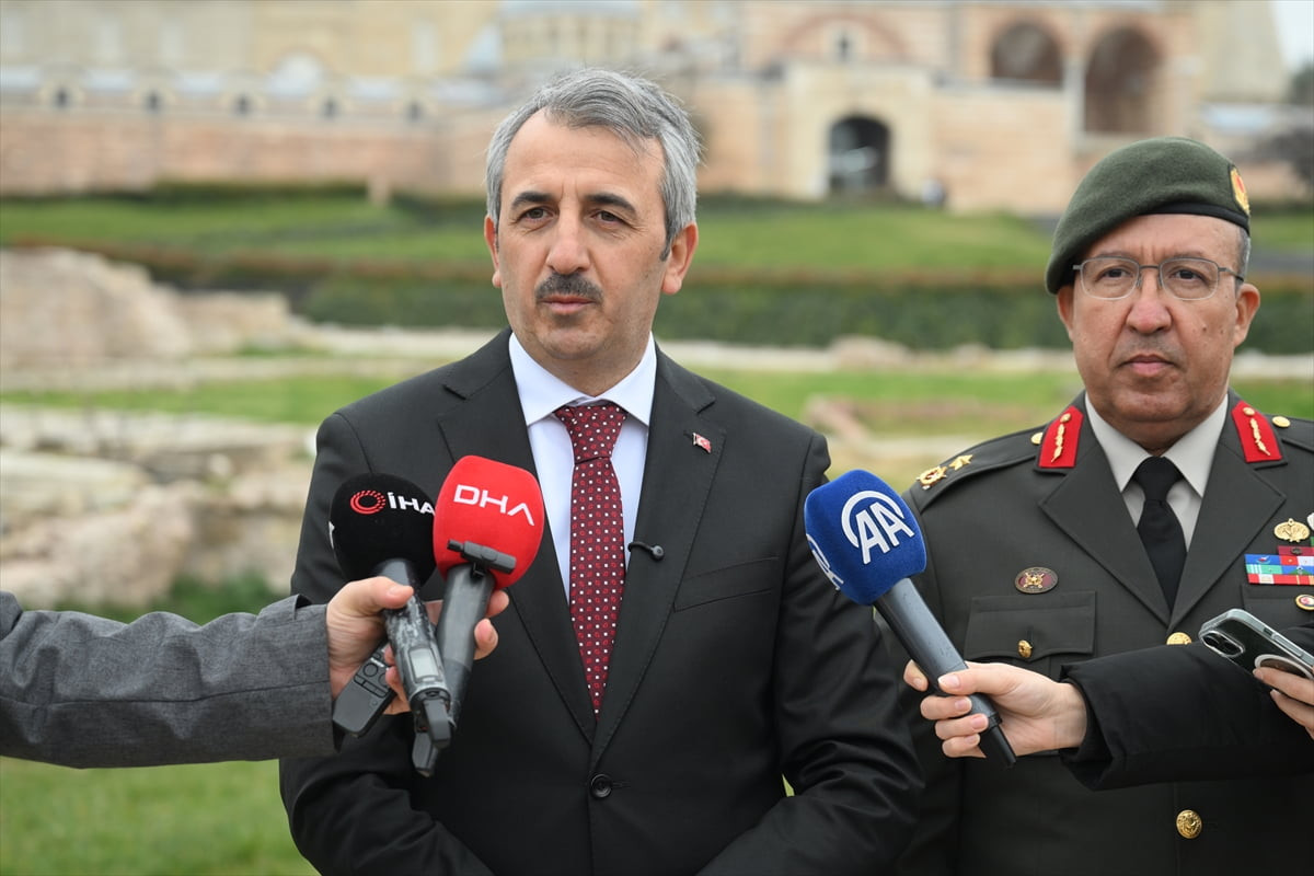 Edirne Valisi Yunus Sezer, 26 Mart Balkan Şehitlerini Anma Günü'nde Selimiye Meydanı'nda savunma...