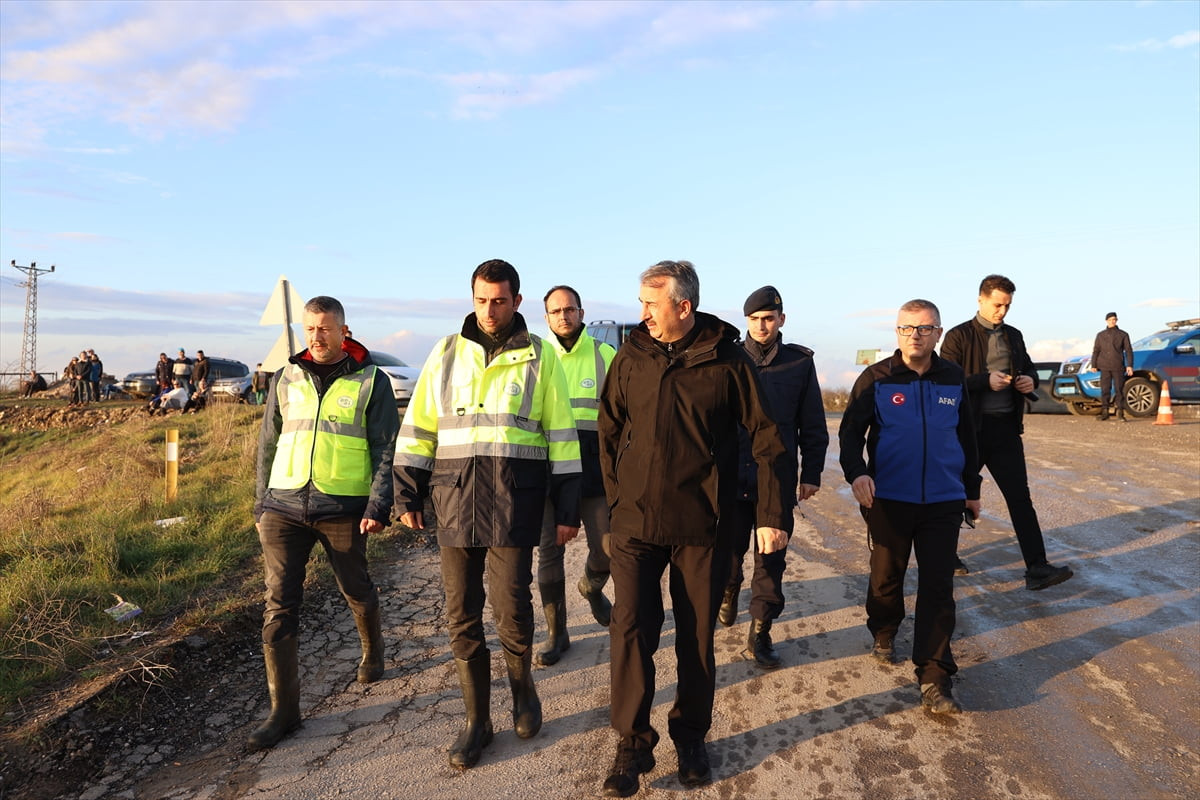 Edirne Valisi Yunus Sezer, kentteki nehirlerde incelemede bulundu.