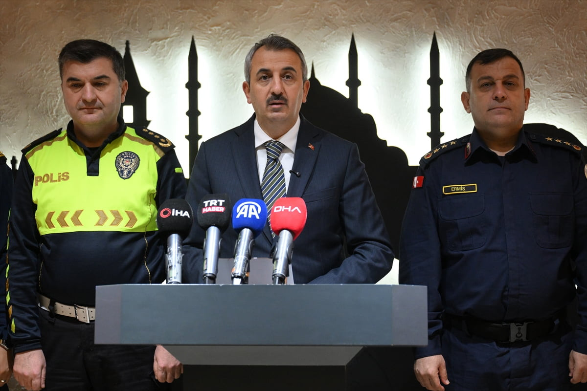 Edirne Valisi Yunus Sezer (ortada), Valilikte gazetecilere açıklamalarda bulundu. 