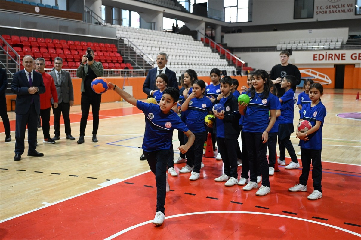 Edirne Valisi Yunus Sezer, "Okuldan Spora Projesi"nin yürütüldüğü Edirne Spor Salonu'nun da farklı...