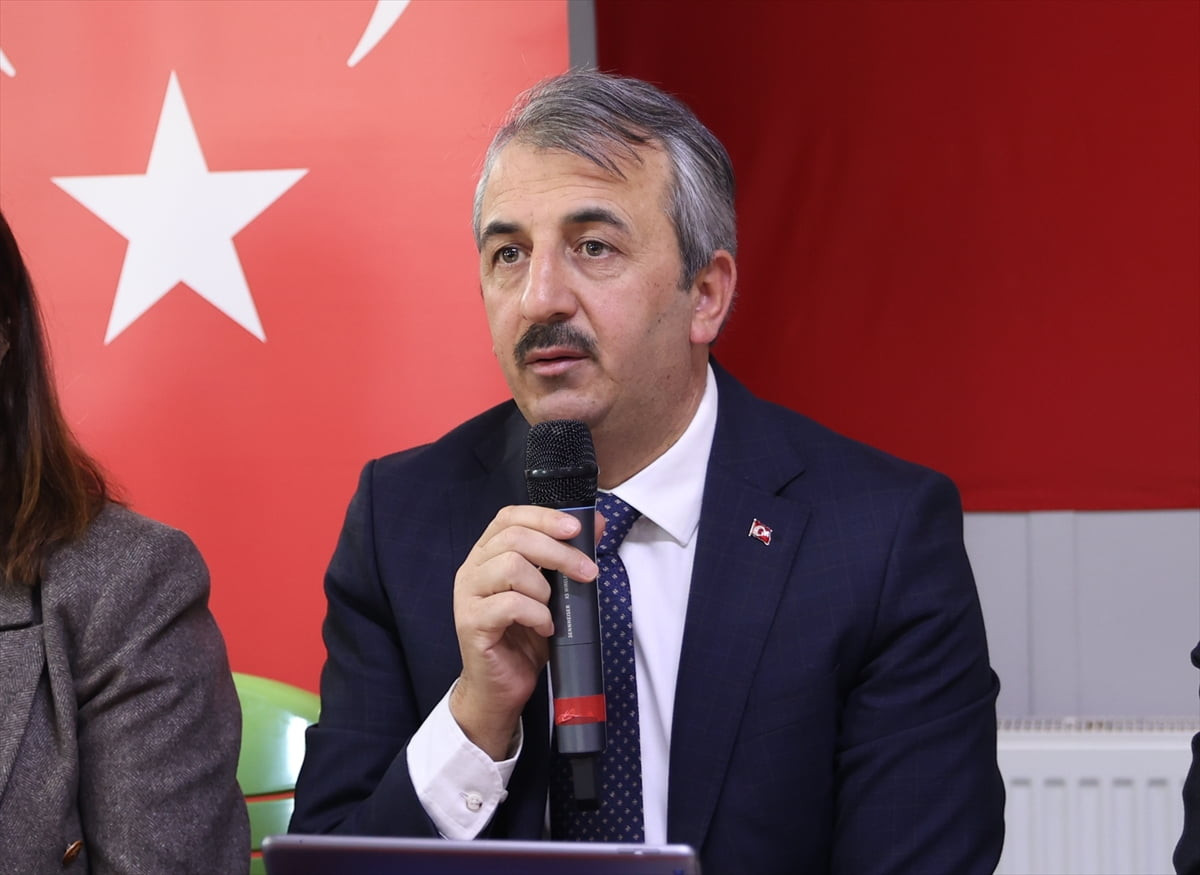 Edirne Valisi Yunus Sezer'in başkanlığında Keşan ilçesine bağlı Türkmen köyünde, muhtarlar ve köy...