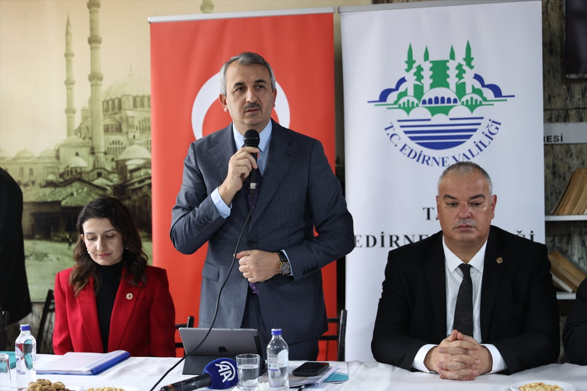 Edirne Valisi Yunus Sezer,Enez ilçesine bağlı Karaincirli köyünde bir tesiste muhtarlar ve köy...