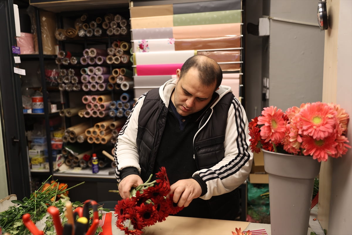 Edirne'de 14 Şubat Sevgililer Günü dolayısıyla çiçekçilerde hareketlilik yaşanıyor. Trakya'da...