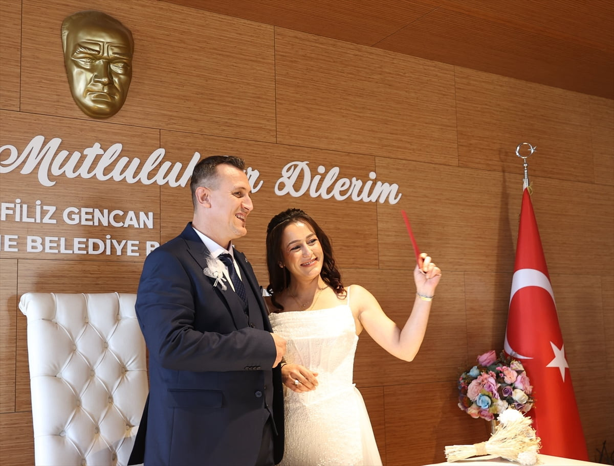 Edirne'de 18 çift, nikah tarihini unutulmaz kılmak için 14 Şubat Sevgililer Günü'nü tercih etti....