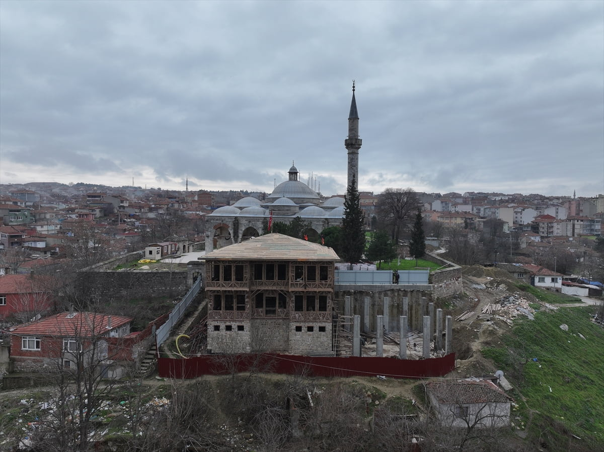 Edirne'de 2. Murat döneminde yaptırılan Muradiye Mevlevihanesi'nin ihya çalışmalarında kaba inşaat...
