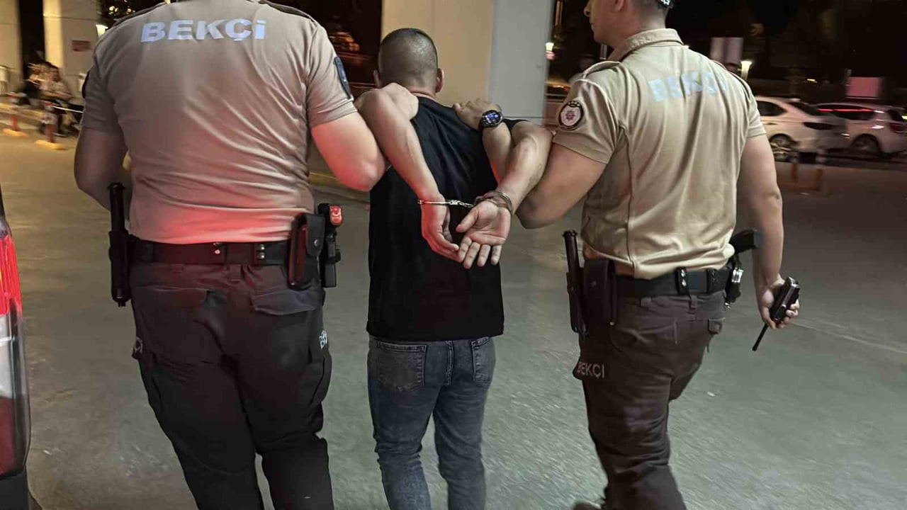 EDİRNE'DE 24 DÜZENSİZ GÖÇMEN İLE GÖÇMEN KAÇAKÇILIĞI ŞÜPHELİSİ YAKALANDI