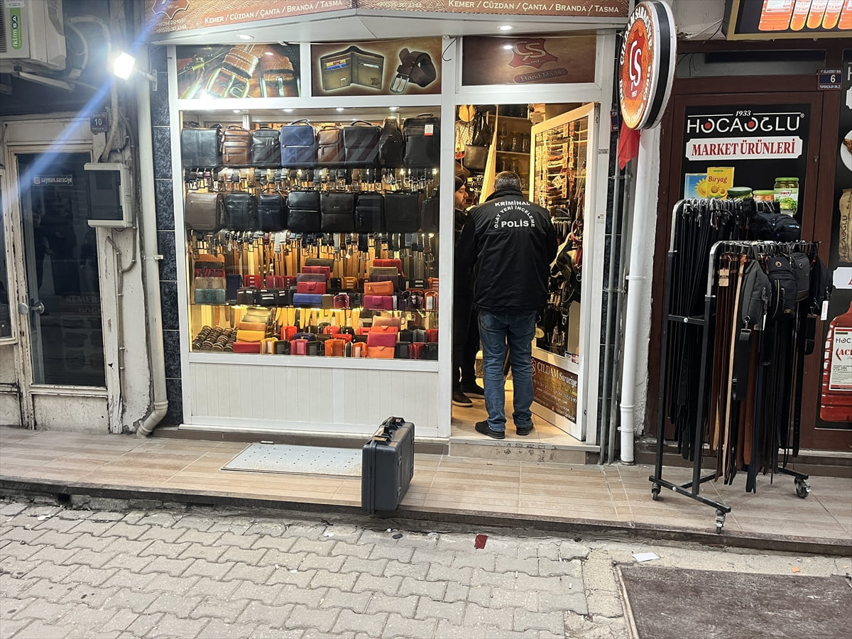 Edirne'de 3 iş yerinden para ve cep telefonu çalındı. İhbar üzerine olay yerine gelen polis...