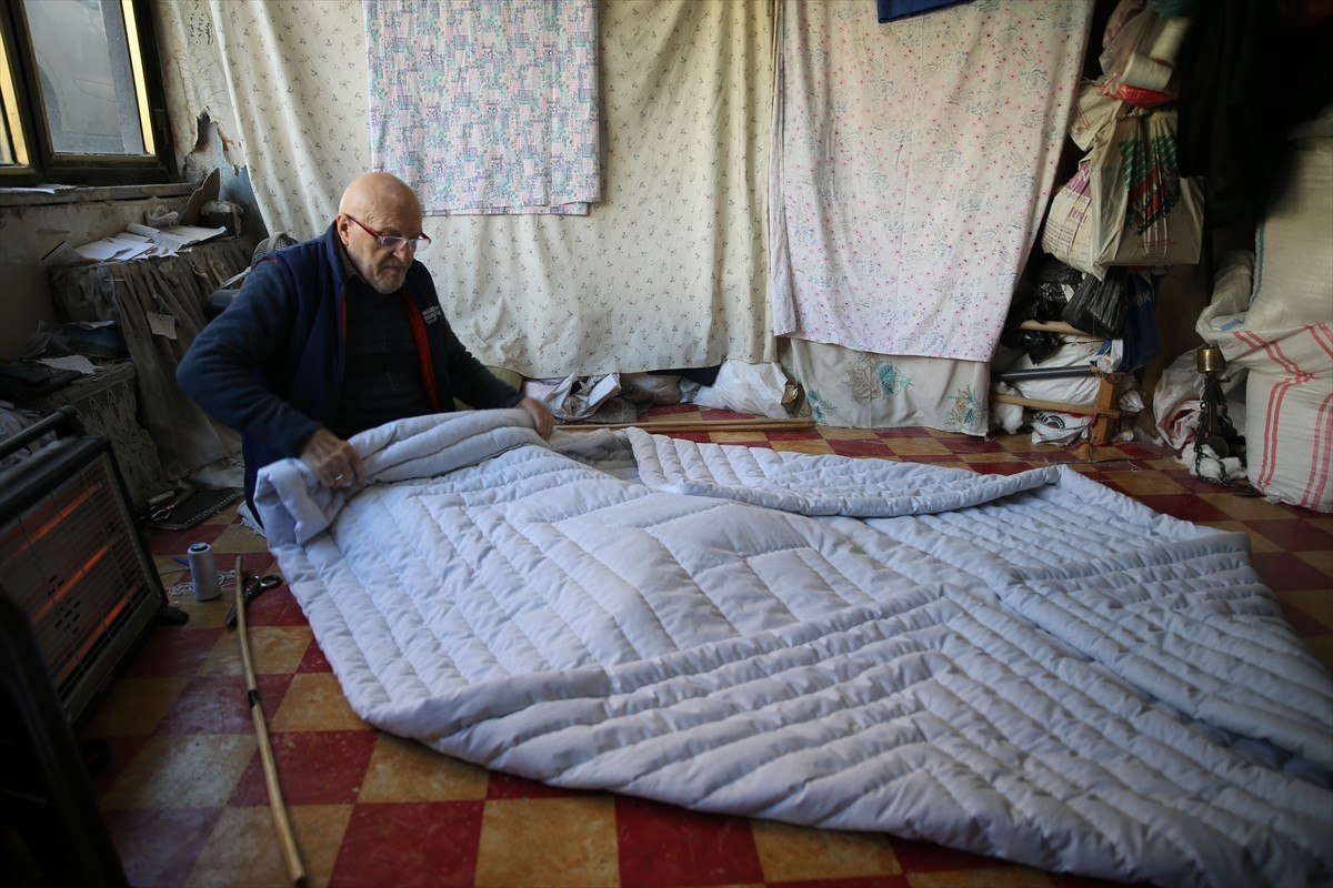 Edirne'de 74 yaşındaki yorgan ustası Ali Bıyık, iğne ipliği 60 yıldır elinden düşürmeden mesleğini...