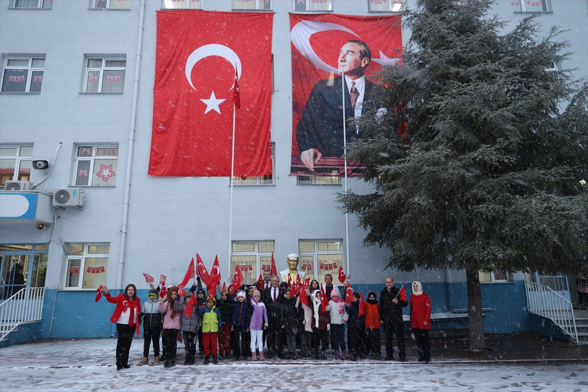 Edirne'de 75. Yıl İlkokulu'ndaki öğrenciler yarı yıl tatili sonrası ilk derslerine "Bayrak...