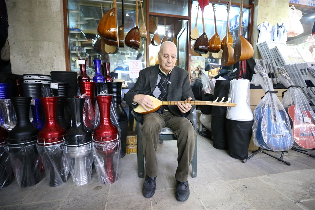 Edirne'de 80 yaşındaki saz ustası Ramadan Korkmaz, Tarihi Alipaşa Çarşısı'nda 66 yıldır müzik...