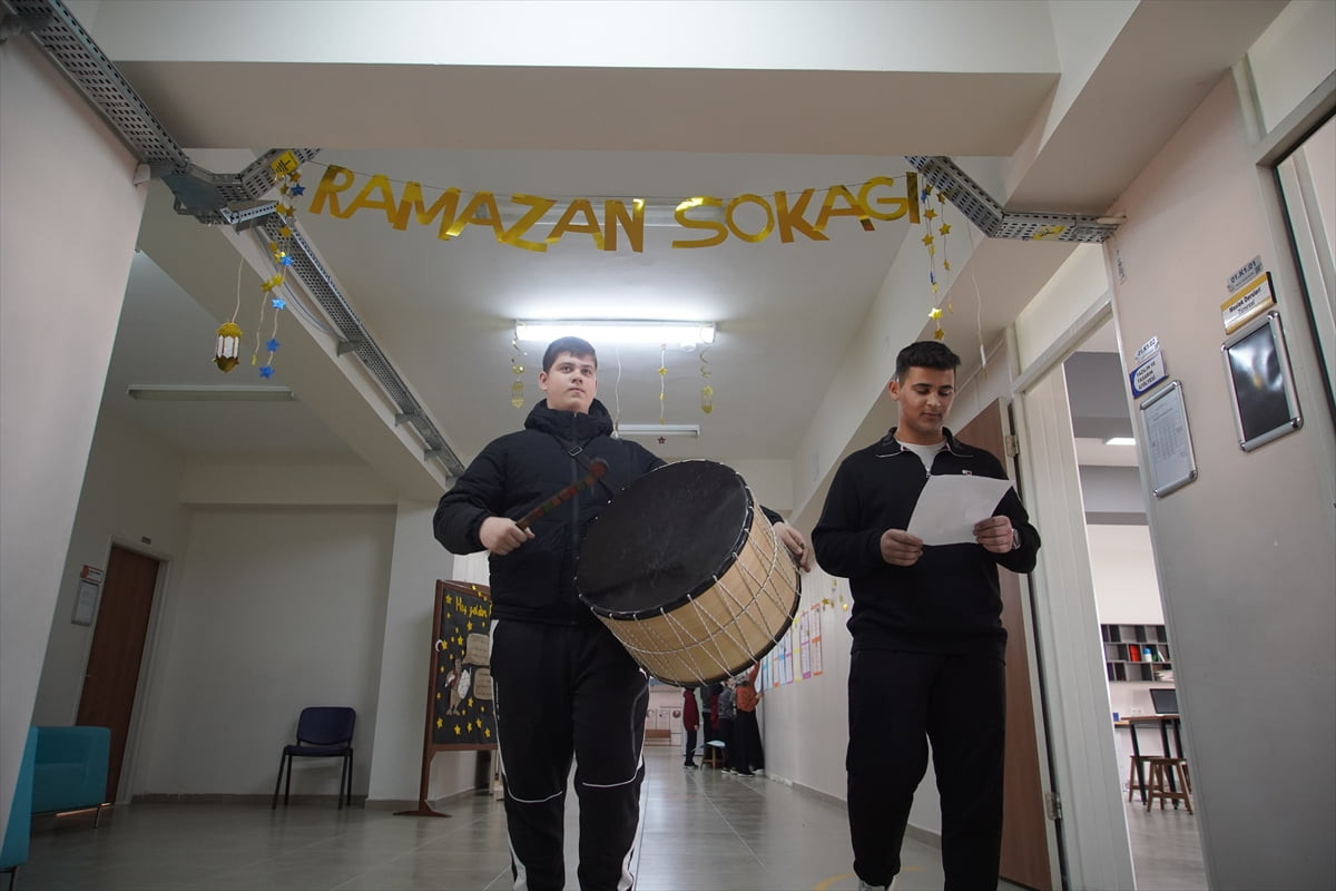 Edirne'de Akmercan Anadolu İmam Hatip Lisesi öğrencileri, ilahiler ve maniler eşliğinde okullarını...