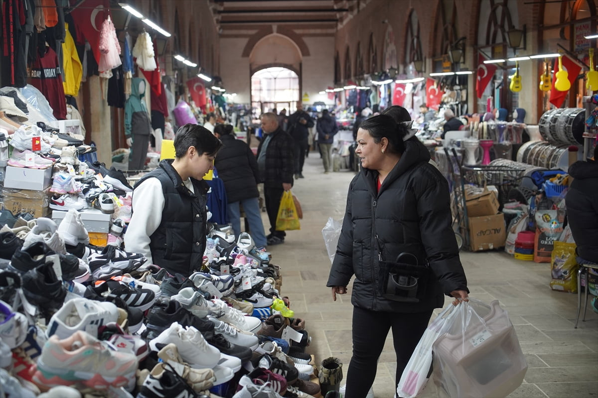 Edirne'de arife günü Osmanlı mirası çarşılarda bayram hareketliliği yaşanıyor. Bayram alışverişi...