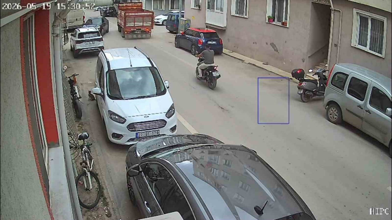 EDİRNE'DE AYNI SOKAKTA YARIM SAAT ARAYLA MEYDANA GELEN İKİ AYRI TRAFİK KAZASI, BİR APARTMANIN...