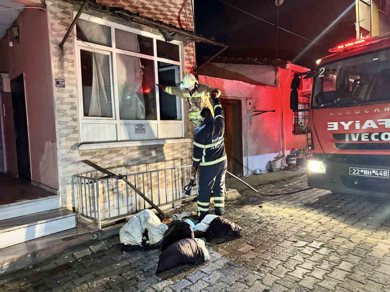 EDİRNE'DE BİR APARTMAN DAİRESİNDE ÇIKAN YANGIN BÜYÜMEDEN SÖNDÜRÜLDÜ.