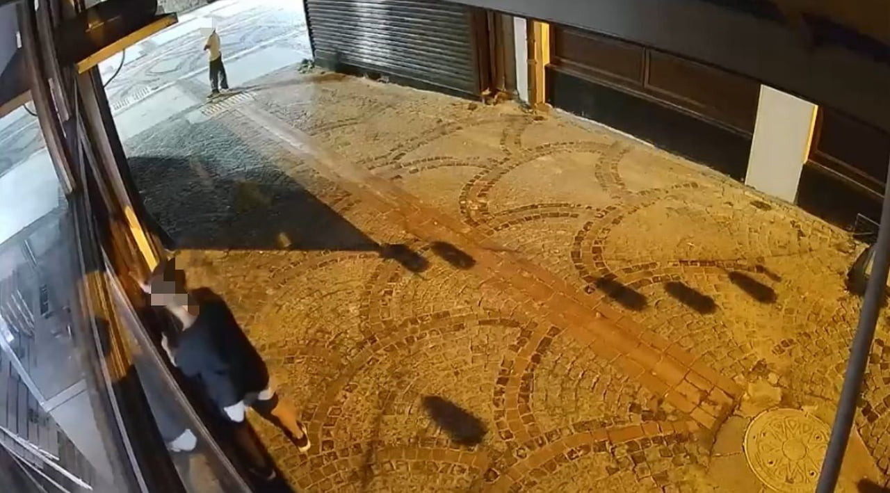 EDİRNE'DE BİR ÇOCUĞUN GÖZCÜLÜK YAPTIĞI ESNADA DİĞER ÇOCUĞUN DÜKKANIN KİLİDİNİ KIRIP SANİYELER...
