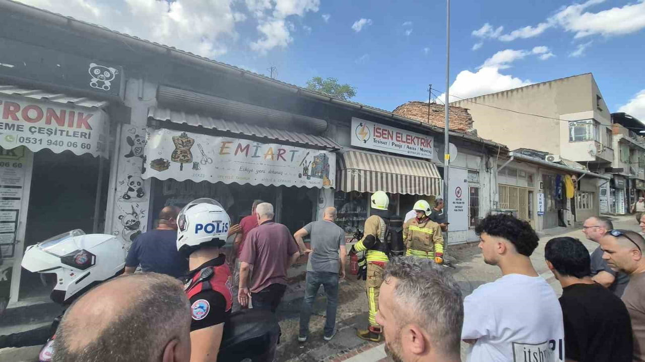 EDİRNE'DE BİR İŞ YERİNDE ÇIKAN YANGINI, VATANDAŞLAR HORTUM VE KOVALARLA SÖNDÜRMEYE...
