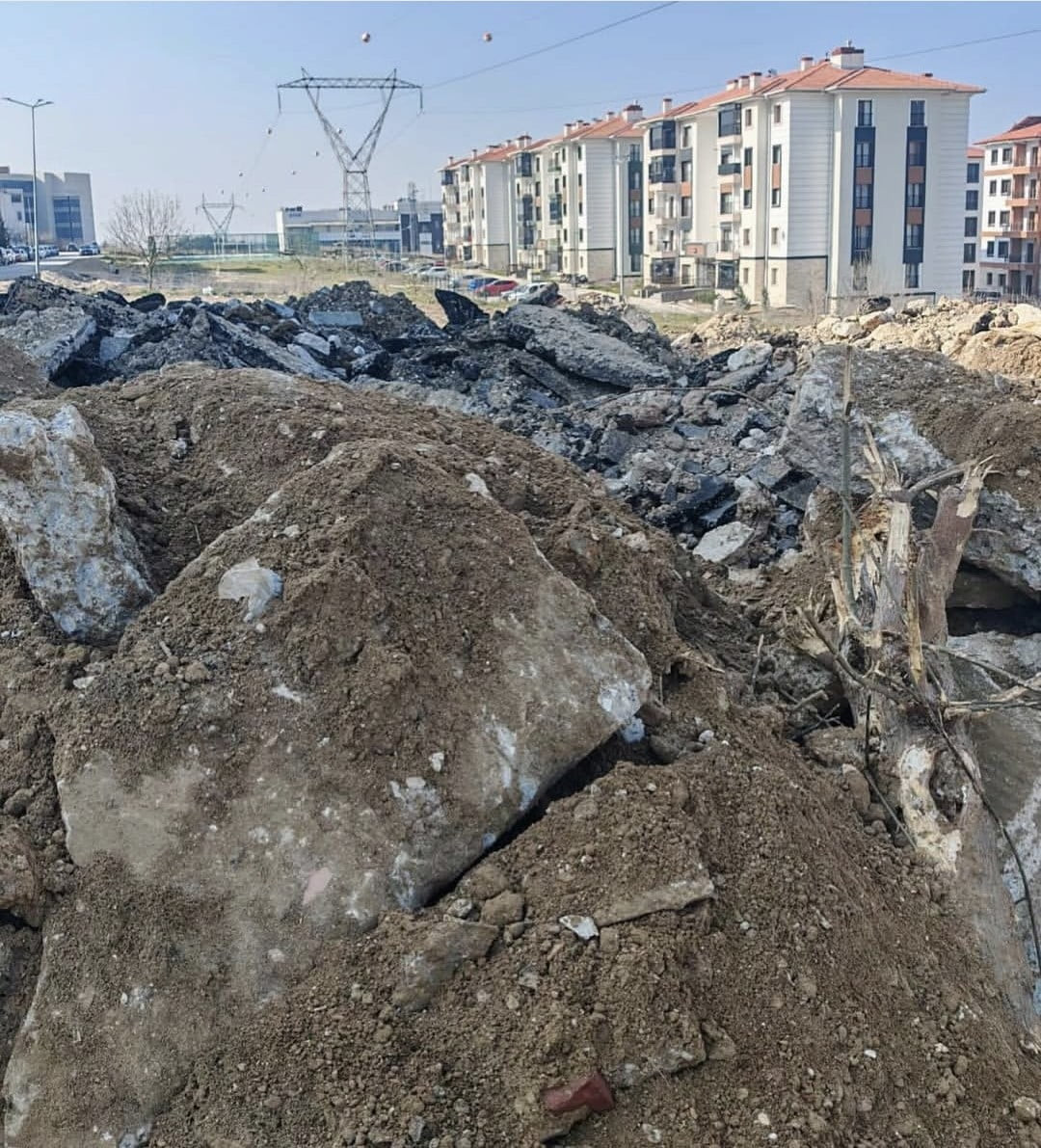 EDİRNE'DE ÇEVRE KİRLİLİĞİNE KARŞI DENETİM YAPAN ZABITA EKİPLERİ, HAFRİYAT ATIKLARININ USULSÜZ...