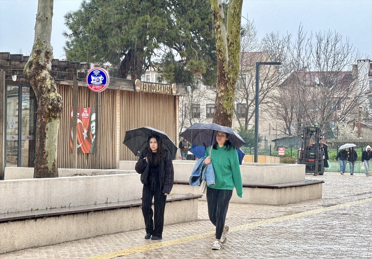 Edirne'de çiseleme şeklinde başlayan yağış zaman zaman şiddetini artırdı. Sağanağa hazırlıksız...