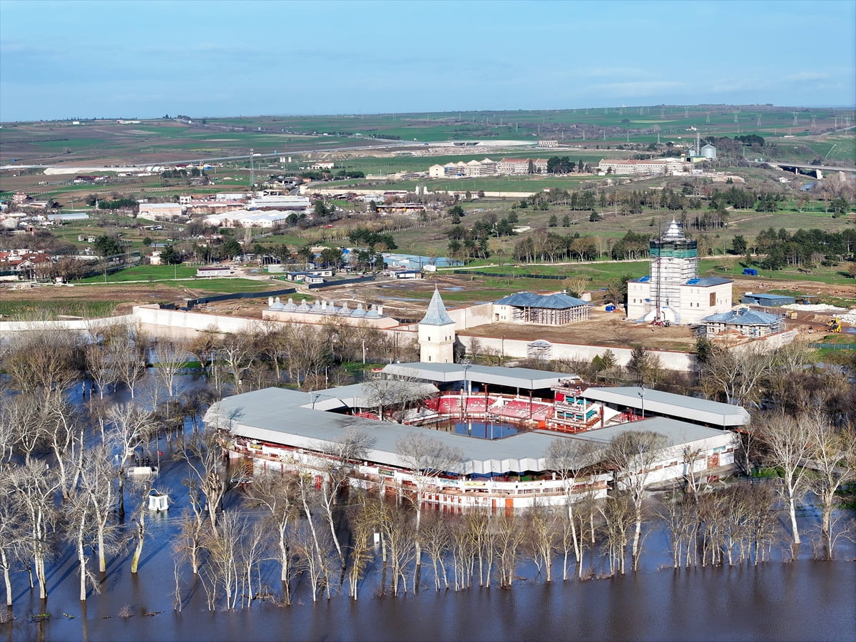 Edirne'de debilerinin artması nedeniyle yer yer tarım arazilerine yayılan Tunca ve Meriç...