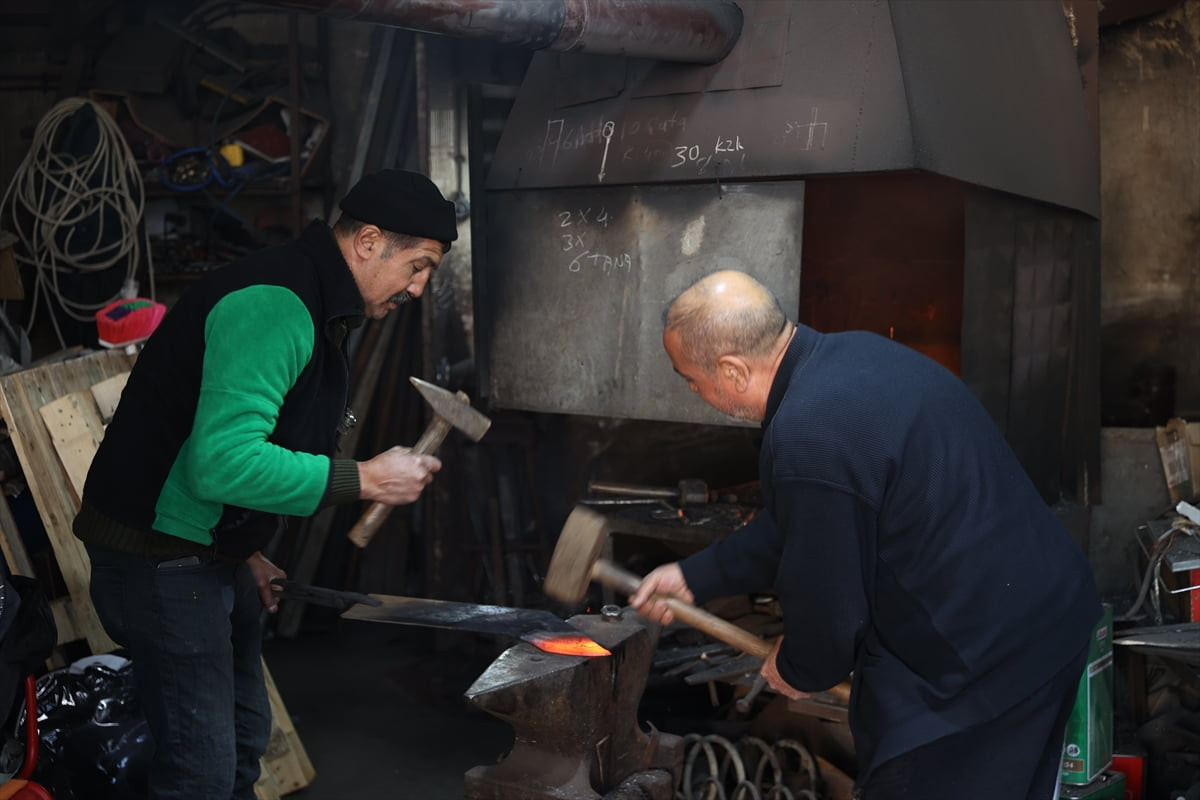 Edirne'de demirciliğin son temsilcilerinden iki kardeş, dede mesleğini yaşatmaya çalışıyor....