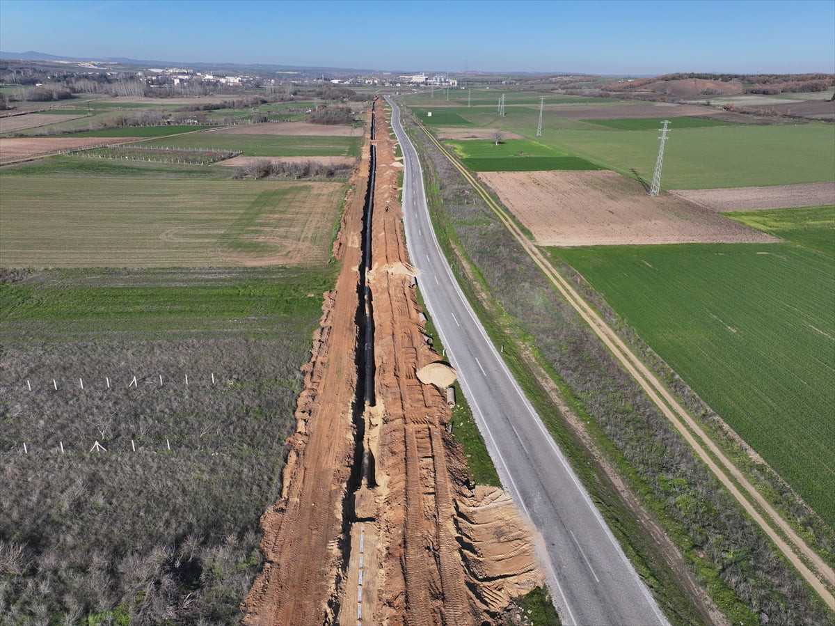 Edirne'de Devlet Su İşleri (DSİ) Genel Müdürlüğünce yürütülen Süloğlu Barajı İsale Hattı'nı...