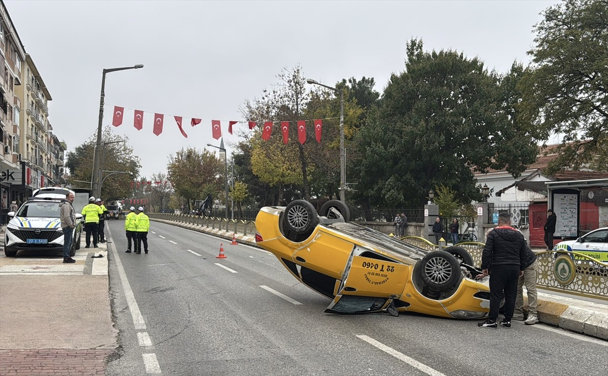 Edirne'de devrilen takside emniyet kemeri takılı olan taksici yara almadan kurtuldu.