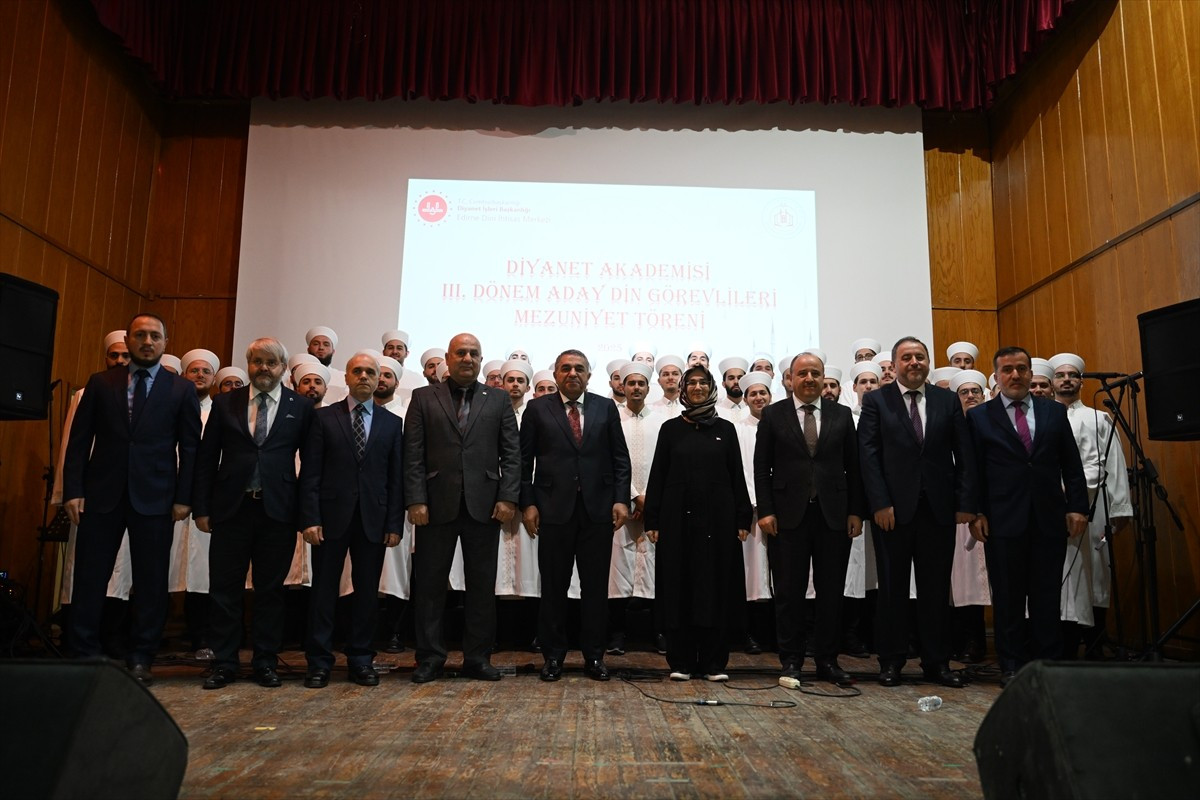 Edirne'de Diyanet Akademisi Aday Din Görevlileri Mezuniyet Töreni düzenlendi. Törende eğitimi...
