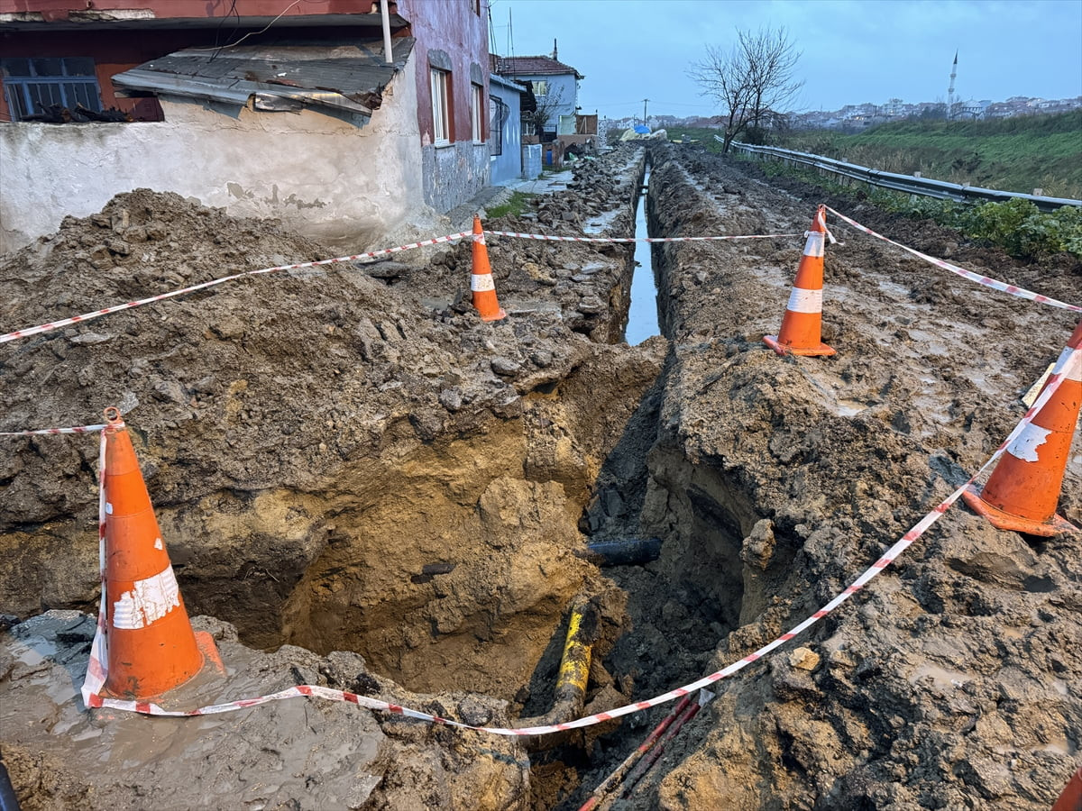 Edirne'de doğal gaz boru hattı döşeme çalışması sırasında meydana gelen toprak kaymasında 3 işçi...