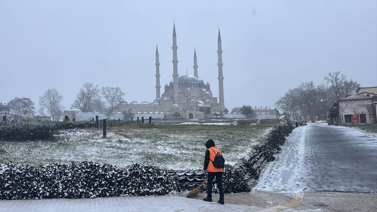 Edirne'de dün akşam saatlerinde hafif şekilde başlayan kar, sabah saatlerinden itibaren etkisini...