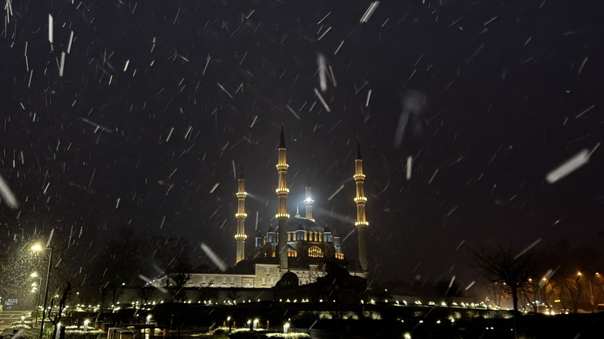 Edirne'de dün akşam saatlerinden bu yana etkili olan sağanak, sabah saatlerinde yerini kar...