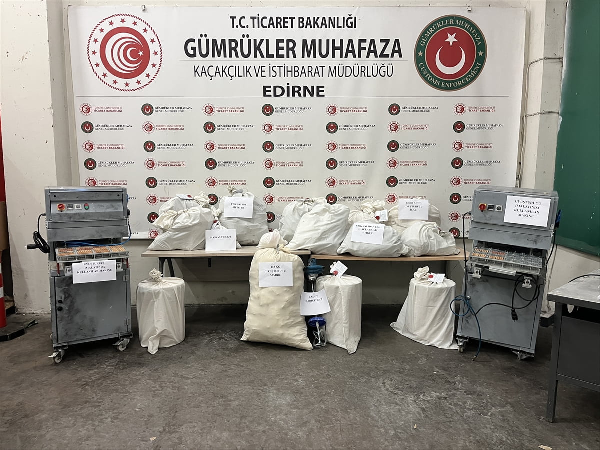 Edirne'de düzenlenen operasyonda 117 kilo 434 gram sentetik uyuşturucu ve satışa hazır 65 bin...