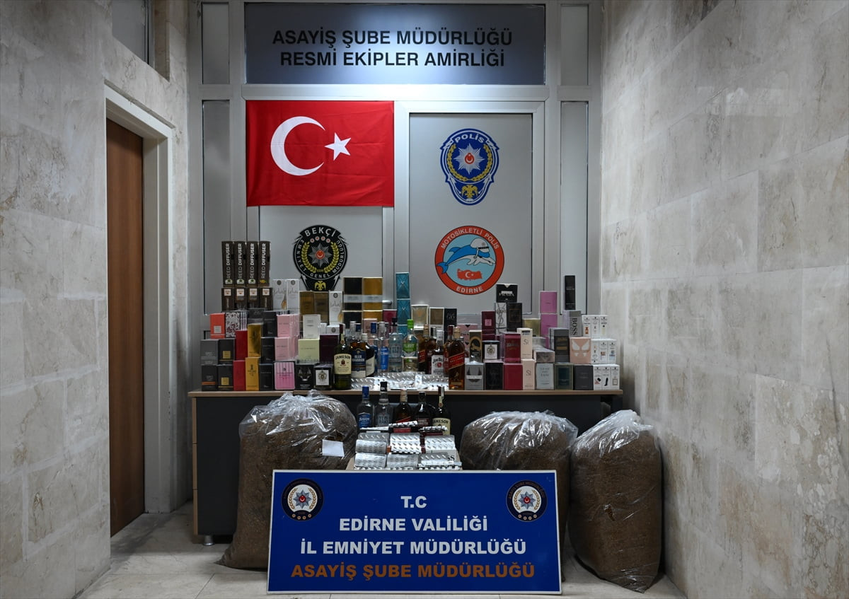 Edirne'de düzenlenen operasyonda 784 sentetik ecza hap, 518 şişe sahte parfüm, 19 şişe kaçak içki...