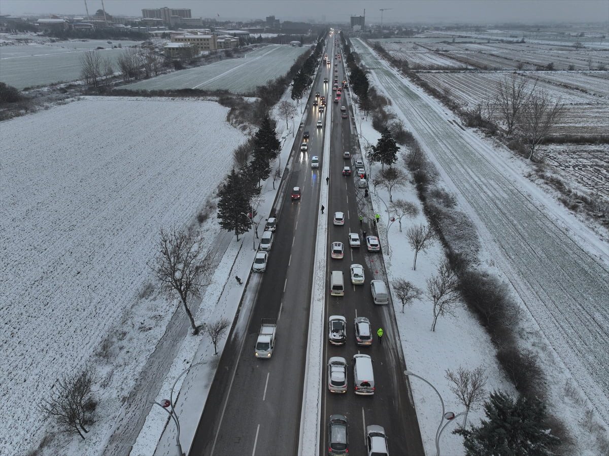 Edirne'de etkili olan kar yağışı ve buzlanma nedeniyle zincirleme trafik kazaları meydana geldi....